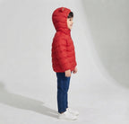Niño vistiendo chaqueta acolchada impermeable roja EmpiBy con capucha y orejitas, vista lateral