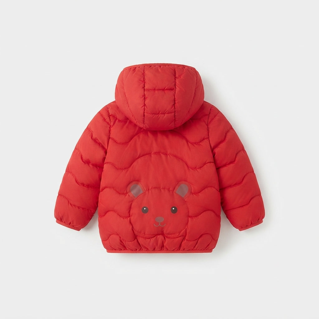 Chaqueta acolchada impermeable EmpiBy para niño en color rojo vibrante con capucha y detalle de oso en la espalda