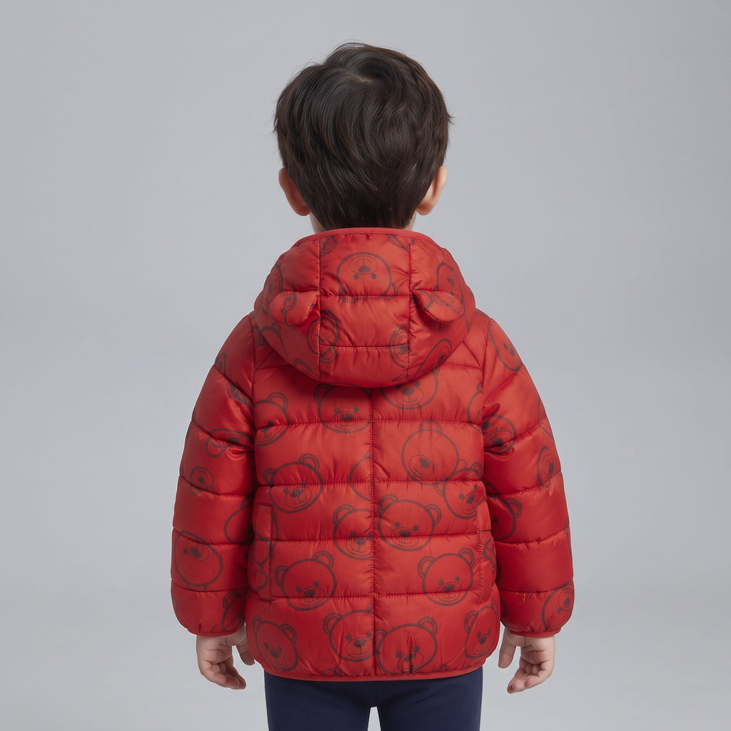 Vista trasera de niño con chaqueta acolchada roja EmpiBy con estampado de caras de oso y capucha con orejas