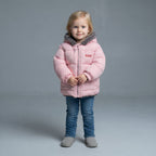 Niña pequeña vistiendo chaqueta acolchada rosa EmpiBy con capucha de forro polar gris y cremallera frontal