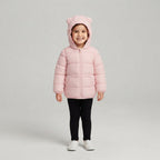 Niña vistiendo chaqueta acolchada rosa EmpiBy con capucha y orejitas decorativas para mayor calidez y estilo