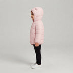 Chaqueta acolchada EmpiBy rosa para bebé con capucha y orejitas decorativas, vista lateral sobre fondo neutro