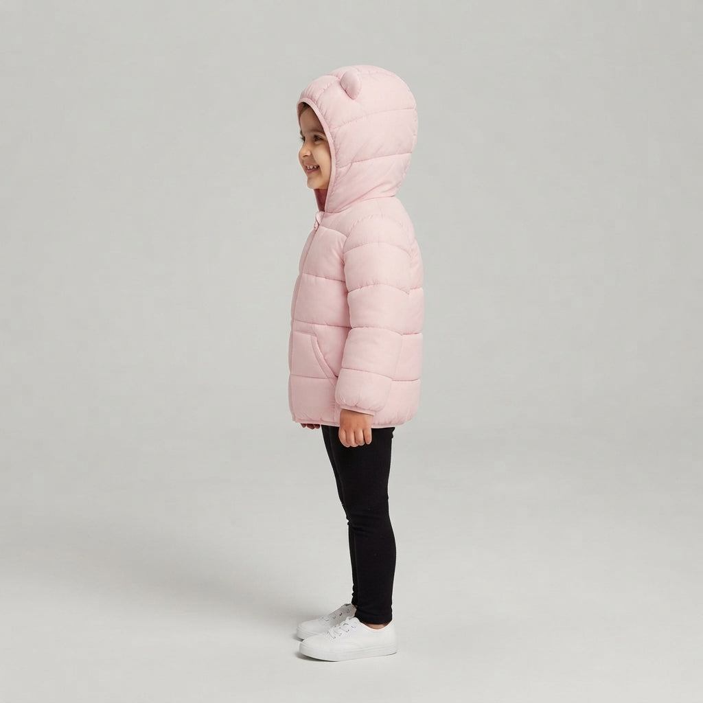 Chaqueta acolchada EmpiBy rosa para bebé con capucha y orejitas decorativas, vista lateral sobre fondo neutro