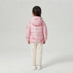 Chaqueta acolchada ligera EmpiBy para bebé niña en color rosa con estampado de ositos y capucha, vista trasera