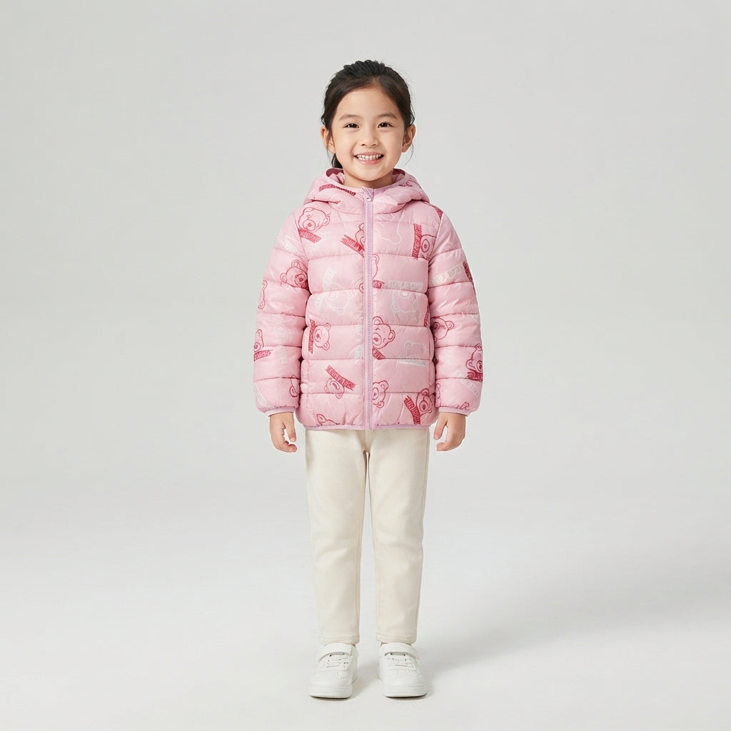 Niña sonriente vistiendo chaqueta acolchada ligera EmpiBy de color rosa con estampado de ositos y capucha