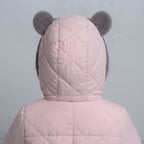 Vista trasera de la chaqueta acolchada EmpiBy Bear Hugs rosa con capucha y orejas de oso de peluche grises