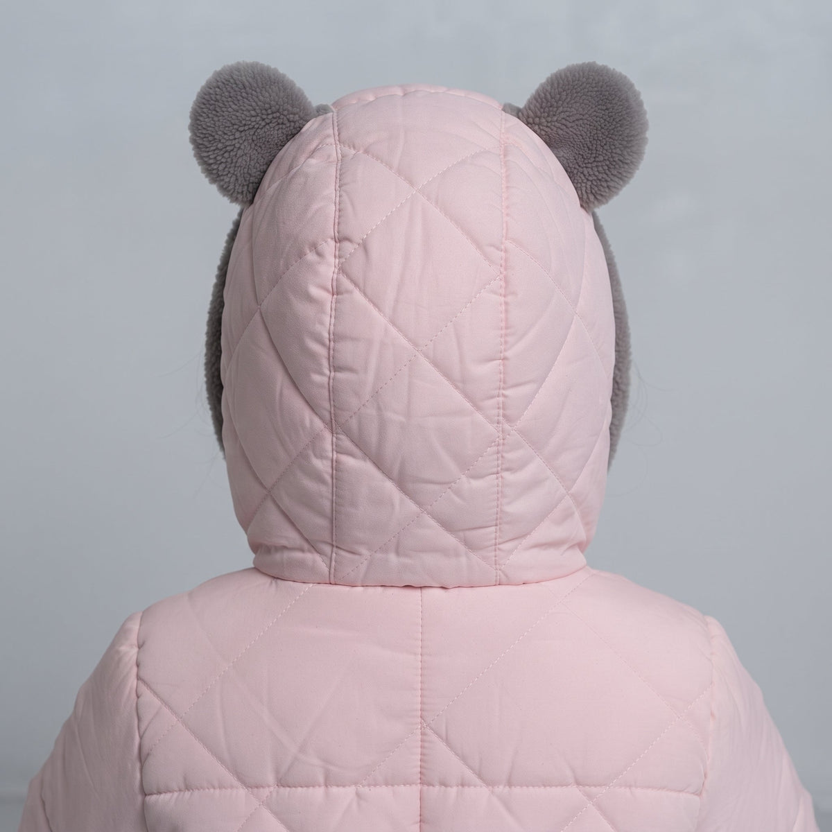 Vista trasera de la chaqueta acolchada EmpiBy Bear Hugs rosa con capucha y orejas de oso de peluche grises