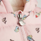 Detalle de cremallera con tirador de pajarito en chaqueta acolchada rosa EmpiBy con estampado de aves