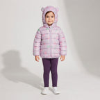 Niña vistiendo chaqueta acolchada EmpiBy Unicornio Mágico en tonos pastel con capucha de orejas