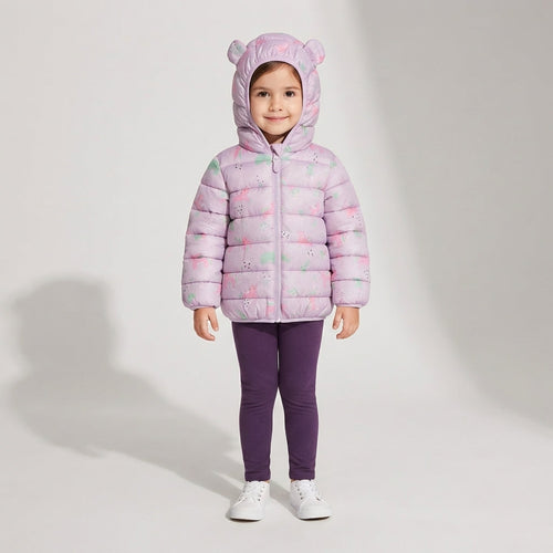 Niña vistiendo chaqueta acolchada EmpiBy Unicornio Mágico en tonos pastel con capucha de orejas