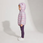 Niña vistiendo chaqueta acolchada EmpiBy con estampado de unicornios en tonos pastel y capucha con orejitas