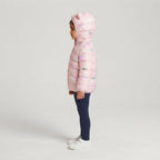 Niña vistiendo chaqueta acolchada EmpiBy con estampado de unicornios mágicos, tonos pastel y capucha, vista lateral