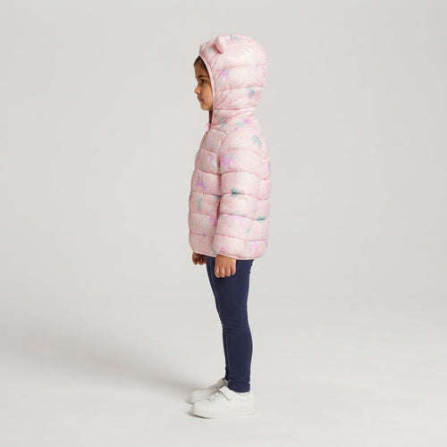 Niña vistiendo chaqueta acolchada EmpiBy con estampado de unicornios mágicos, tonos pastel y capucha, vista lateral