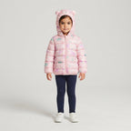 Niña vistiendo chaqueta acolchada EmpiBy rosa con estampado de unicornios y capucha con orejitas