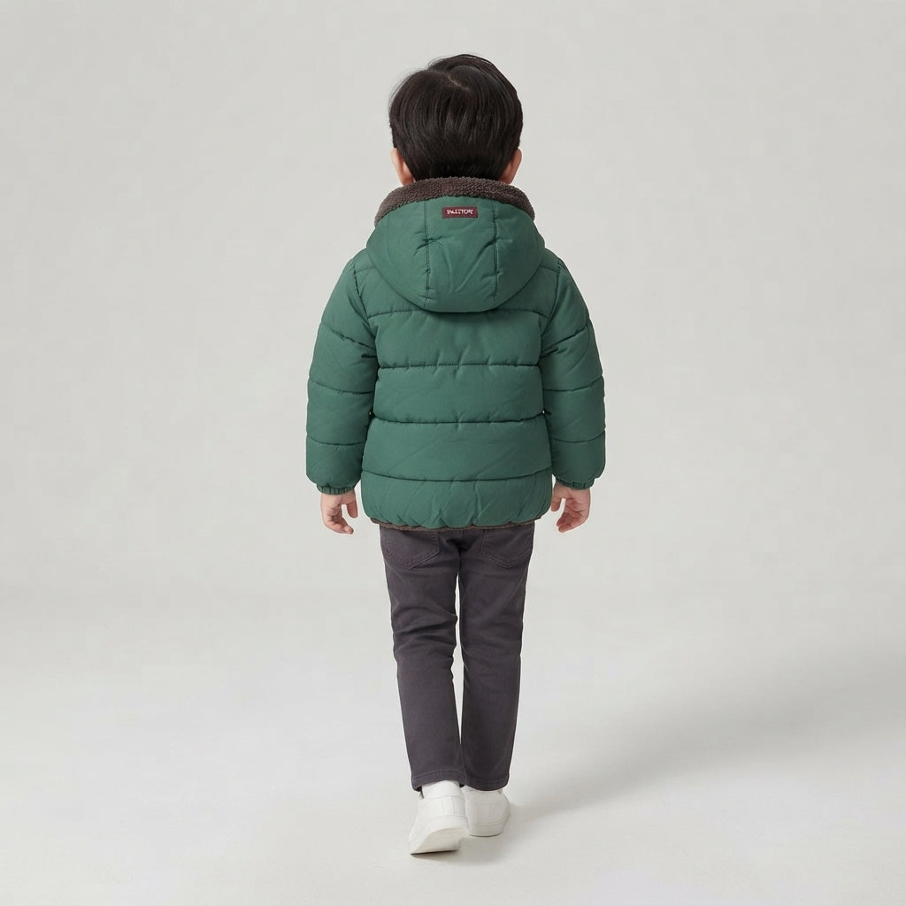 Niño de espaldas vistiendo chaqueta acolchada verde EmpiBy con capucha forrada de borreguito estilo osito
