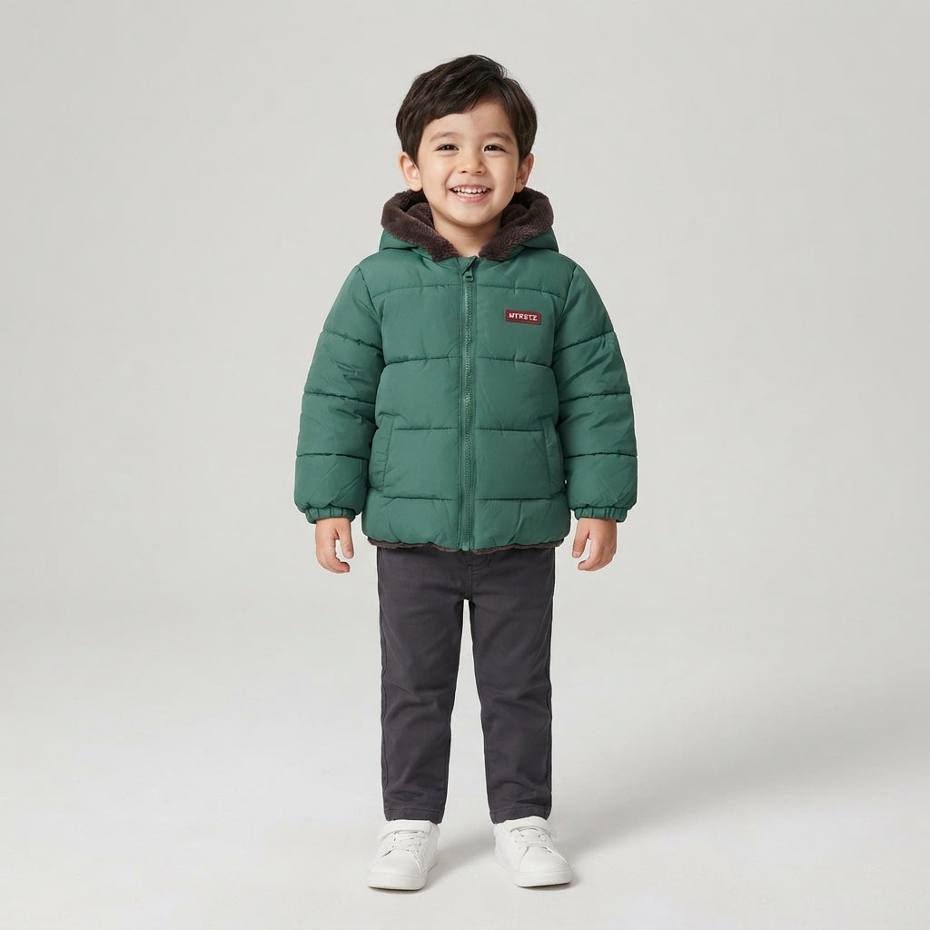 Niño sonriente vistiendo chaqueta acolchada verde EmpiBy con capucha forrada, ideal para el invierno.