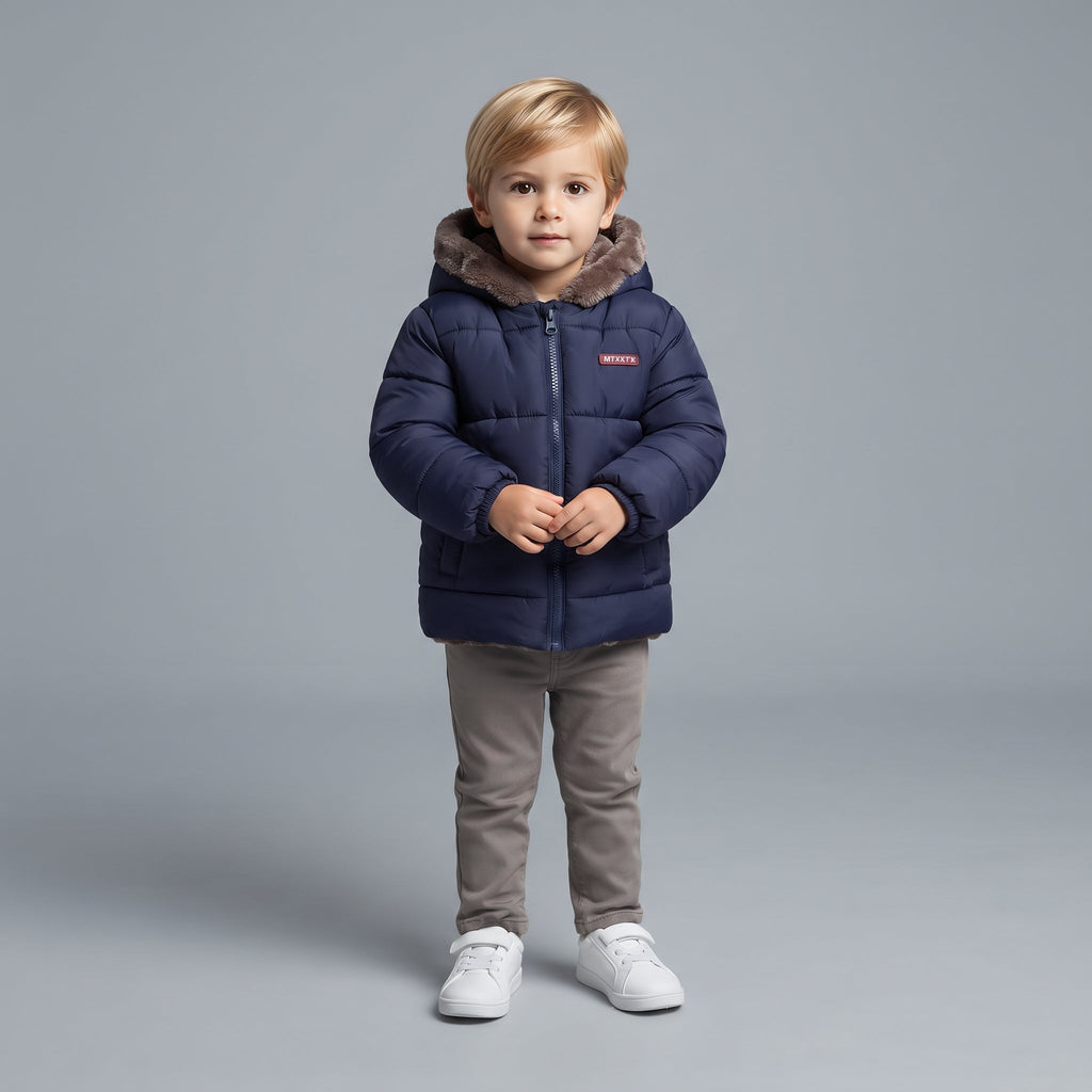 Niño pequeño vistiendo chaqueta azul marino EmpiBy con capucha de piel sintética y diseño acolchado cálido