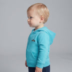 Niño pequeño vistiendo chaqueta EmpiBy azul turquesa con capucha y bordado de coche amarillo, vista de perfil