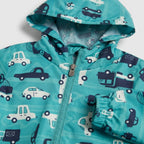 Chaqueta cortavientos EmpiBy azul con estampado de carros de carrera, capucha y cierre frontal para niños.