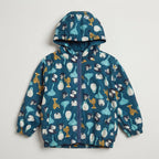 Chaqueta cortavientos EmpiBy con estampado de animales de safari en tonos azules, amarillos y tierra para niños.