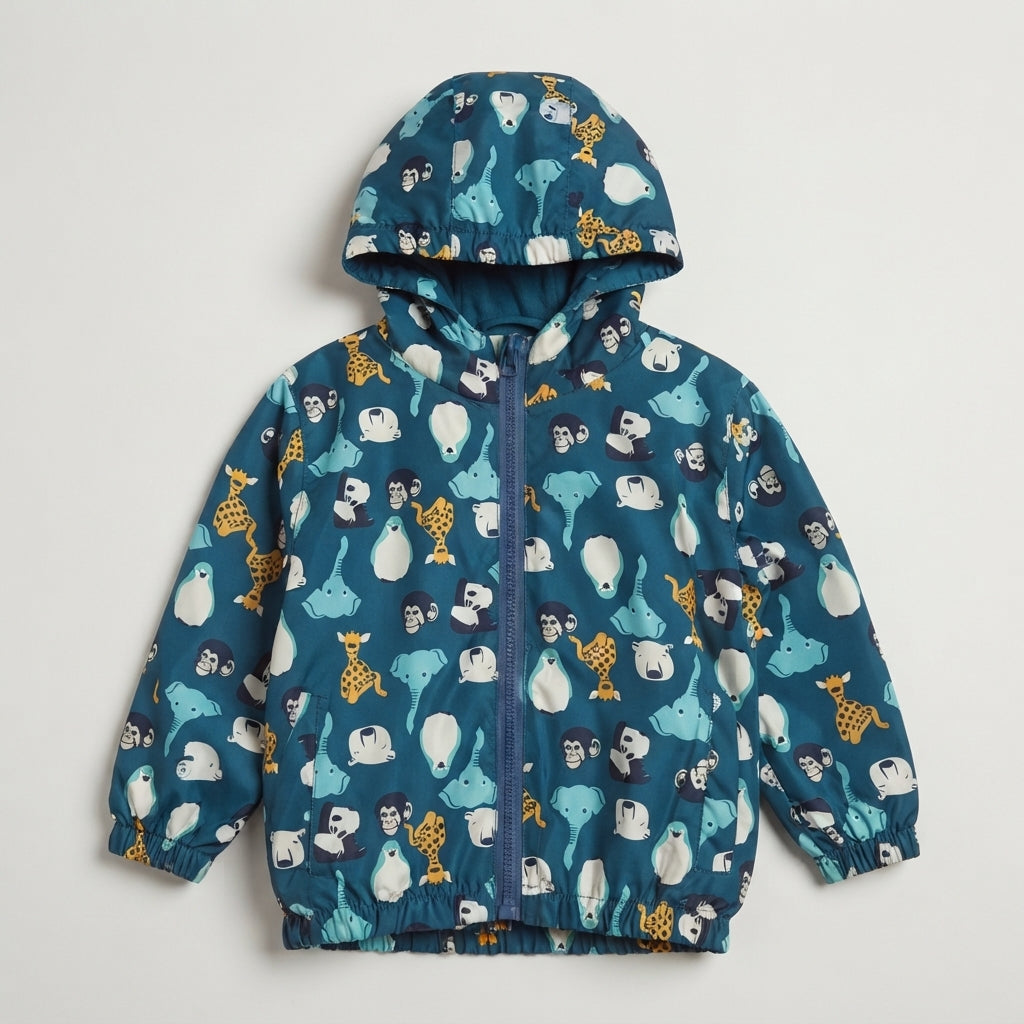 Chaqueta cortavientos EmpiBy con estampado de animales de safari en tonos azules, amarillos y tierra para niños.