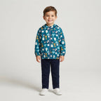 Niño sonriente vistiendo chaqueta cortavientos EmpiBy azul con estampado de animales de safari y capucha