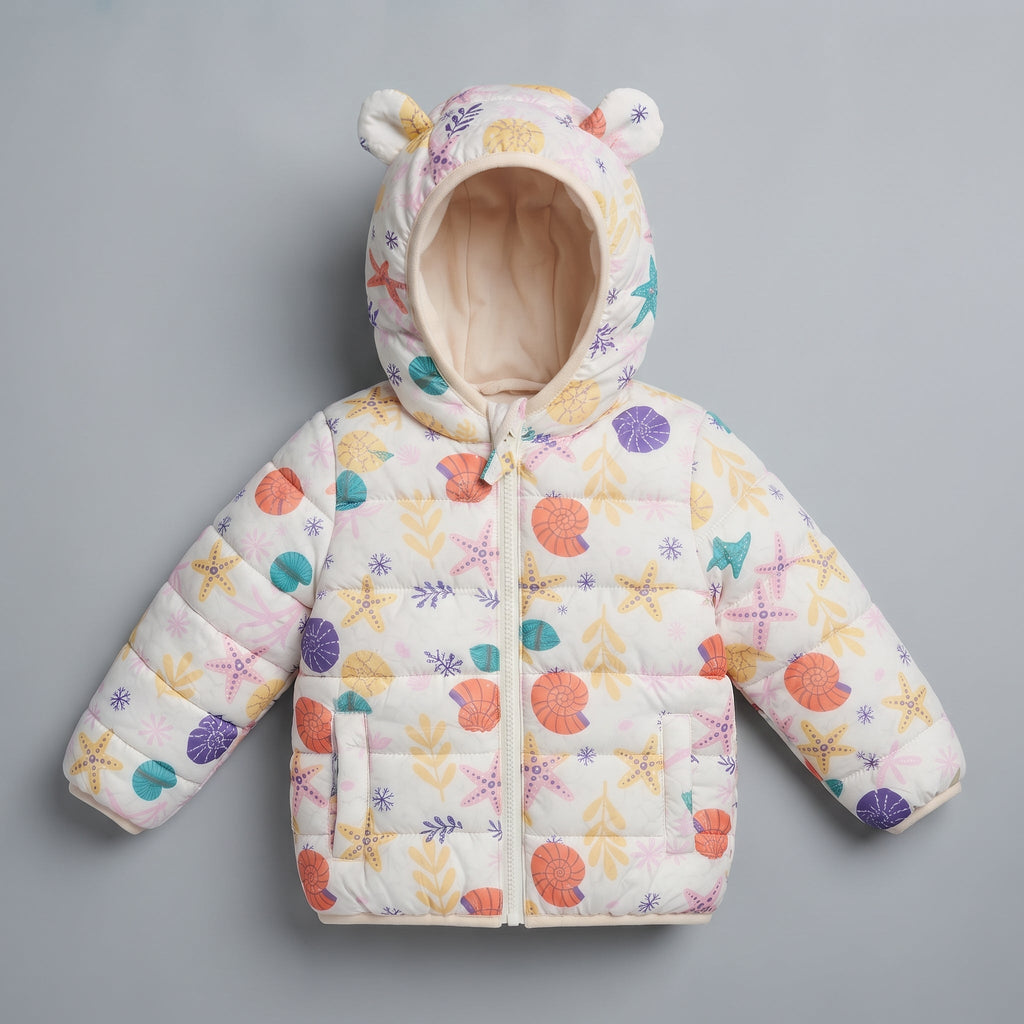 Chaqueta acolchada EmpiBy para niña con estampado de motivos marinos y capucha con orejitas en tonos suaves.