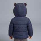 Chaqueta infantil EmpiBy azul marino con capucha de osito y detalles de piel sintética vista desde atrás