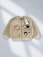 Chaqueta EmpiBy tipo teddy color crema con parches bordados de Minnie, Daisy y Figaro para niñas