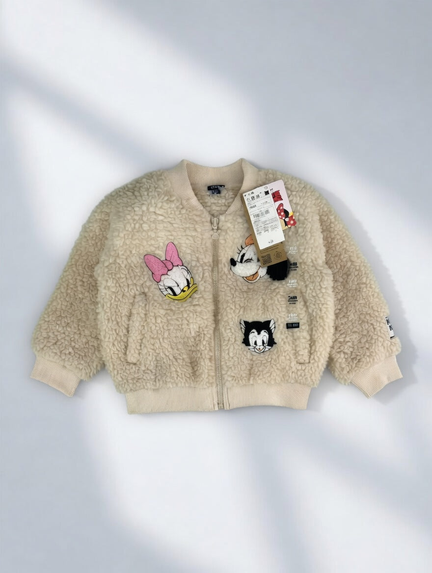 Chaqueta EmpiBy tipo teddy color crema con parches bordados de Minnie, Daisy y Figaro para niñas