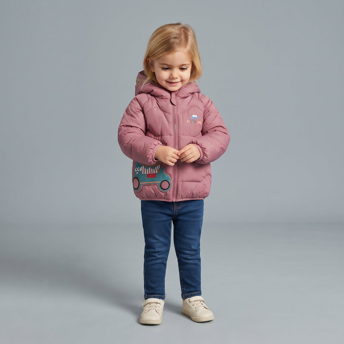 Niña pequeña vistiendo chaqueta térmica EmpiBy color rosa con capucha y estampado de coche, estilo casual y abrigado