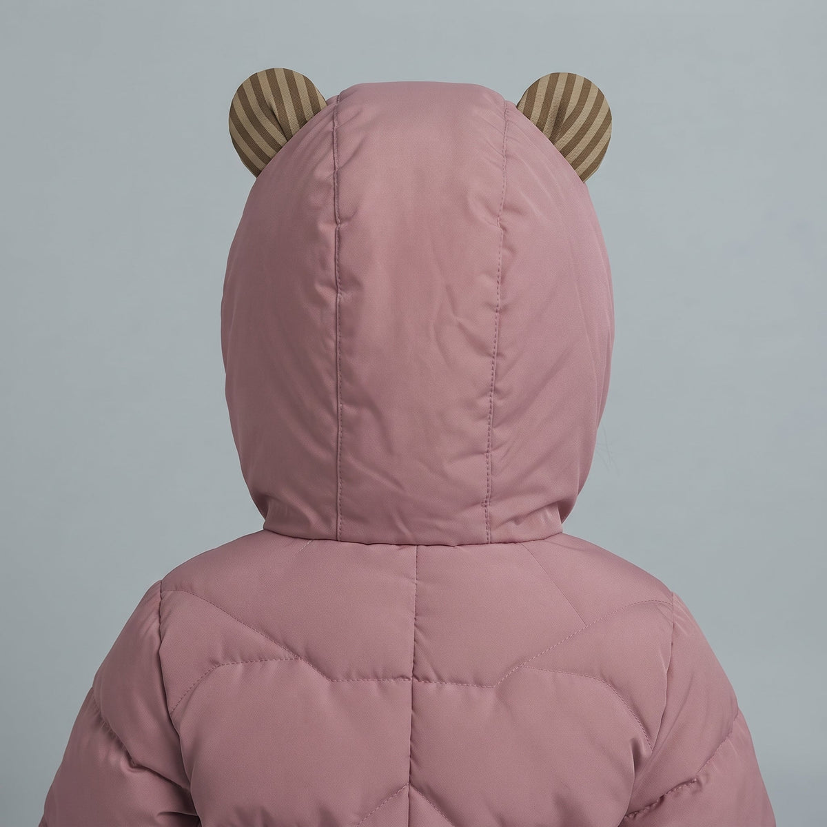 Chaqueta térmica infantil EmpiBy color rosa con capucha y orejas de osito a rayas, vista trasera