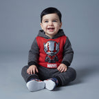 Bebé sonriente vistiendo conjunto EmpiBy de dos piezas de Ant-Man en gris melange y rojo con detalles de lentejuelas.