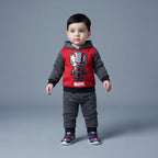 Bebé con conjunto EmpiBy de Ant-Man en gris y rojo, sudadera con capucha y lentejuelas y pantalón jogger cómodo.