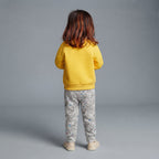 Conjunto EmpiBy de dos piezas para niña con sudadera amarilla y pantalón jogger gris estampado de Bambi, vista trasera