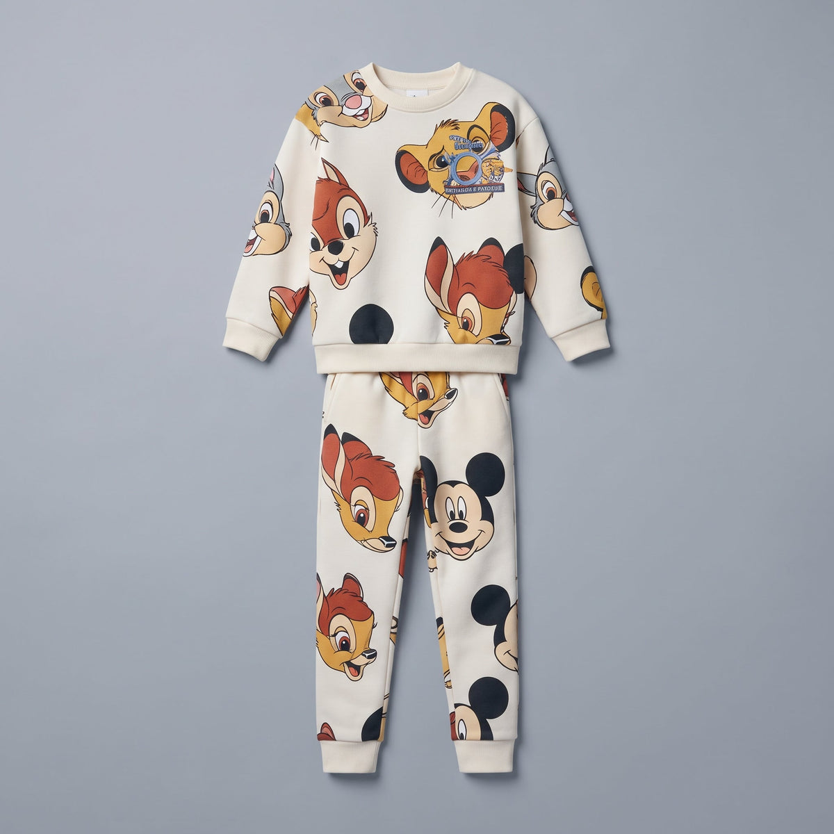 Conjunto EmpiBy de dos piezas para niño con estampado de Bambi y amigos en sudadera beige y pantalón jogger a juego
