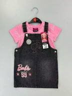 Conjunto EmpiBy de 2 piezas para bebé niña con vestido jardinera de mezclilla oscuro y camiseta rosa de Barbie