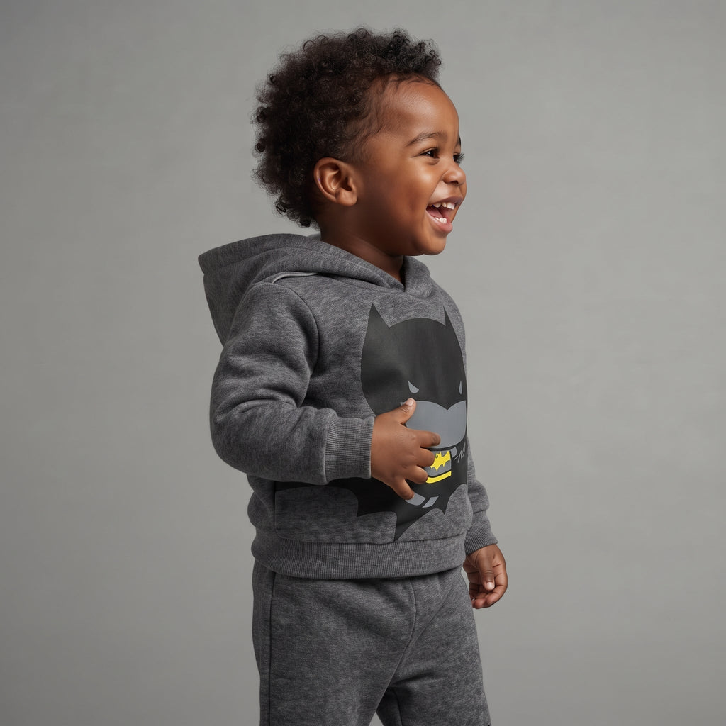 Bebé sonriente con conjunto gris EmpiBy de Batman, sudadera con capucha y pantalón jogger de algodón suave