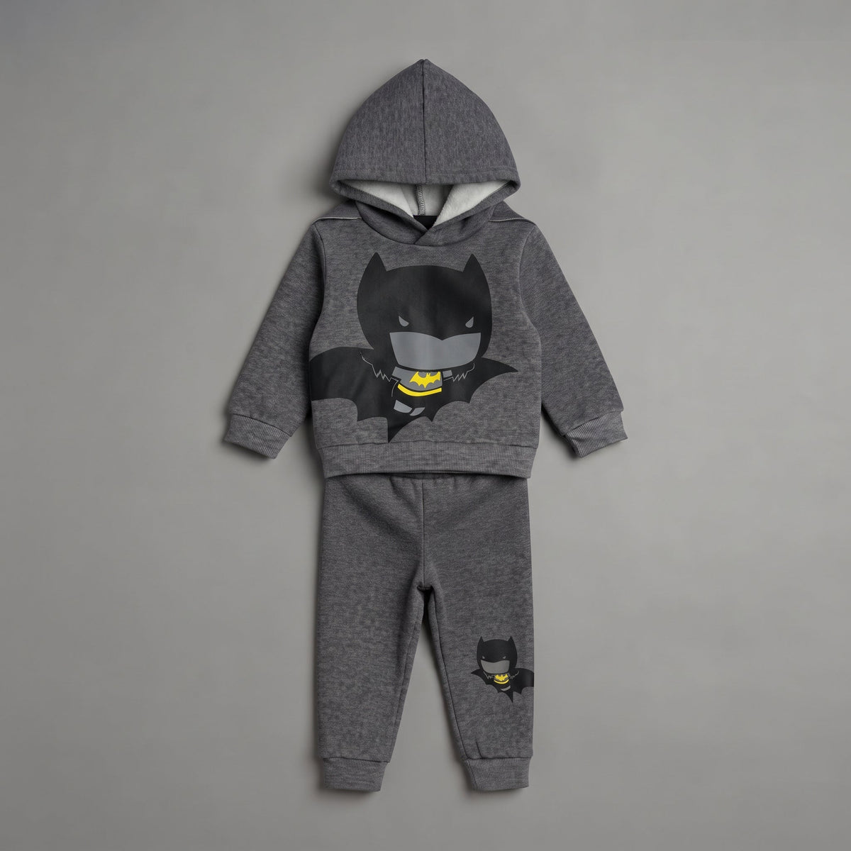 Conjunto EmpiBy de dos piezas para bebé niño en gris melange con sudadera de Batman y pantalón jogger a juego