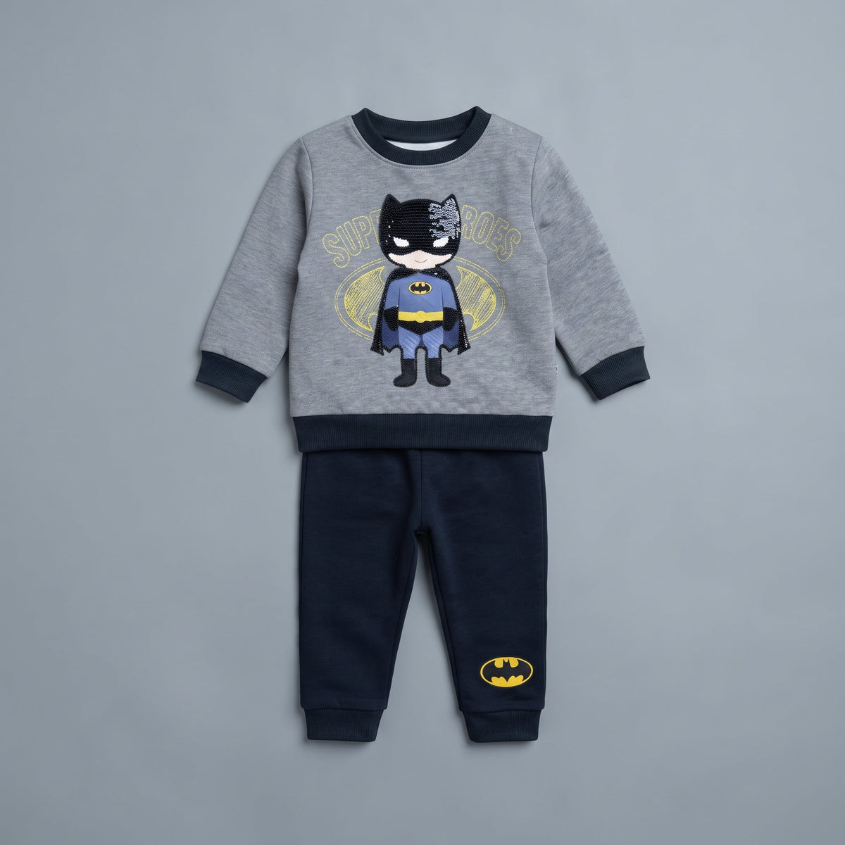 Conjunto EmpiBy de dos piezas para bebé niño con sudadera gris de Batman y pantalón jogger azul marino