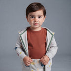 Niño pequeño con conjunto EmpiBy de 3 piezas: body terracota, chaqueta con capucha y pantalón con estampado de bosque