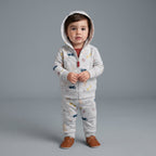 Bebé con conjunto EmpiBy de 3 piezas: chaqueta con capucha gris, pantalón estampado de animales y body terracota.