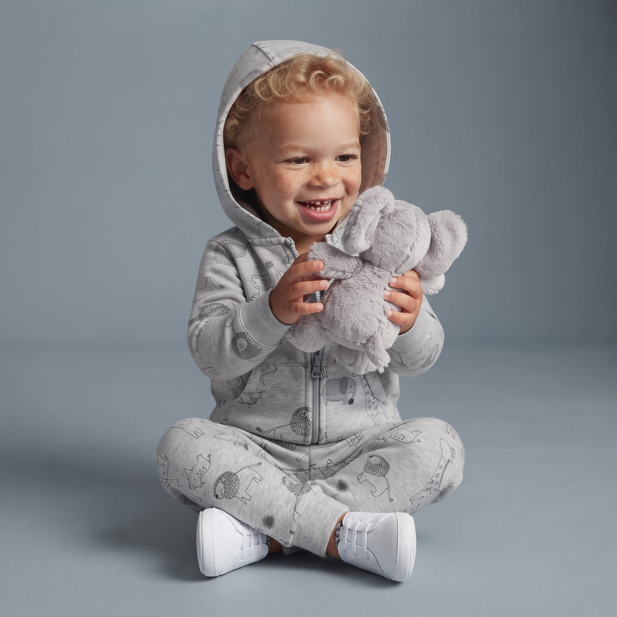 Bebé feliz con conjunto EmpiBy de 3 piezas gris con estampado de animales de la selva, chaqueta con capucha y pantalón
