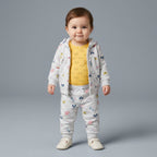 Bebé con conjunto EmpiBy de 3 piezas: chaqueta y jogger gris con estampado de animalitos y body amarillo mostaza