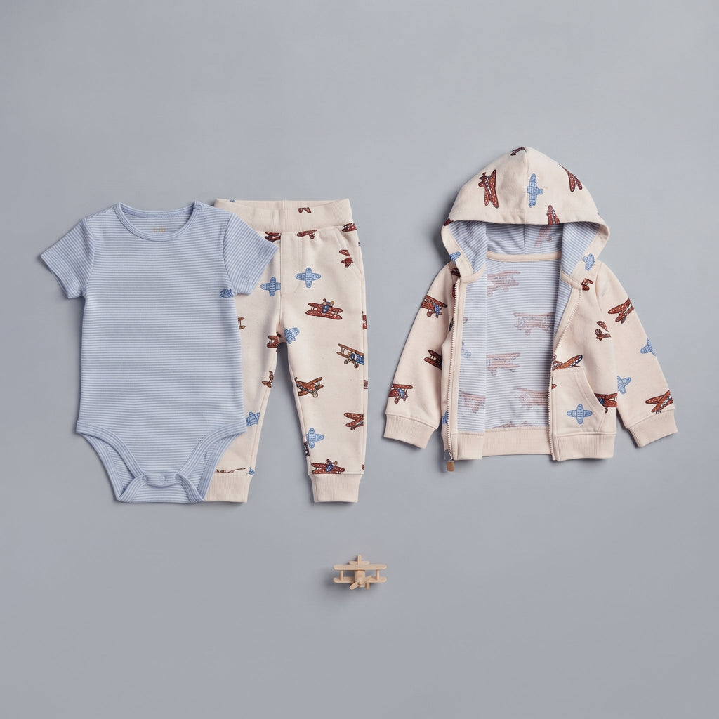 Conjunto EmpiBy de 3 piezas para bebé: body azul a rayas, chaqueta con capucha y pantalón con estampado de aviones.