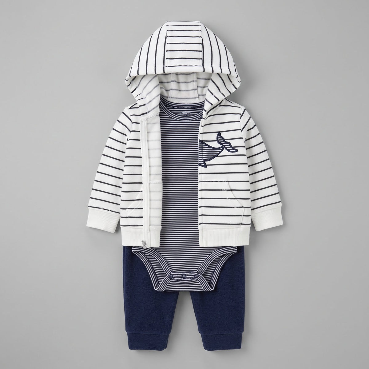 Conjunto de 3 piezas EmpiBy para bebé niño con chaqueta a rayas, body y pantalón azul marino con diseño de ballena.