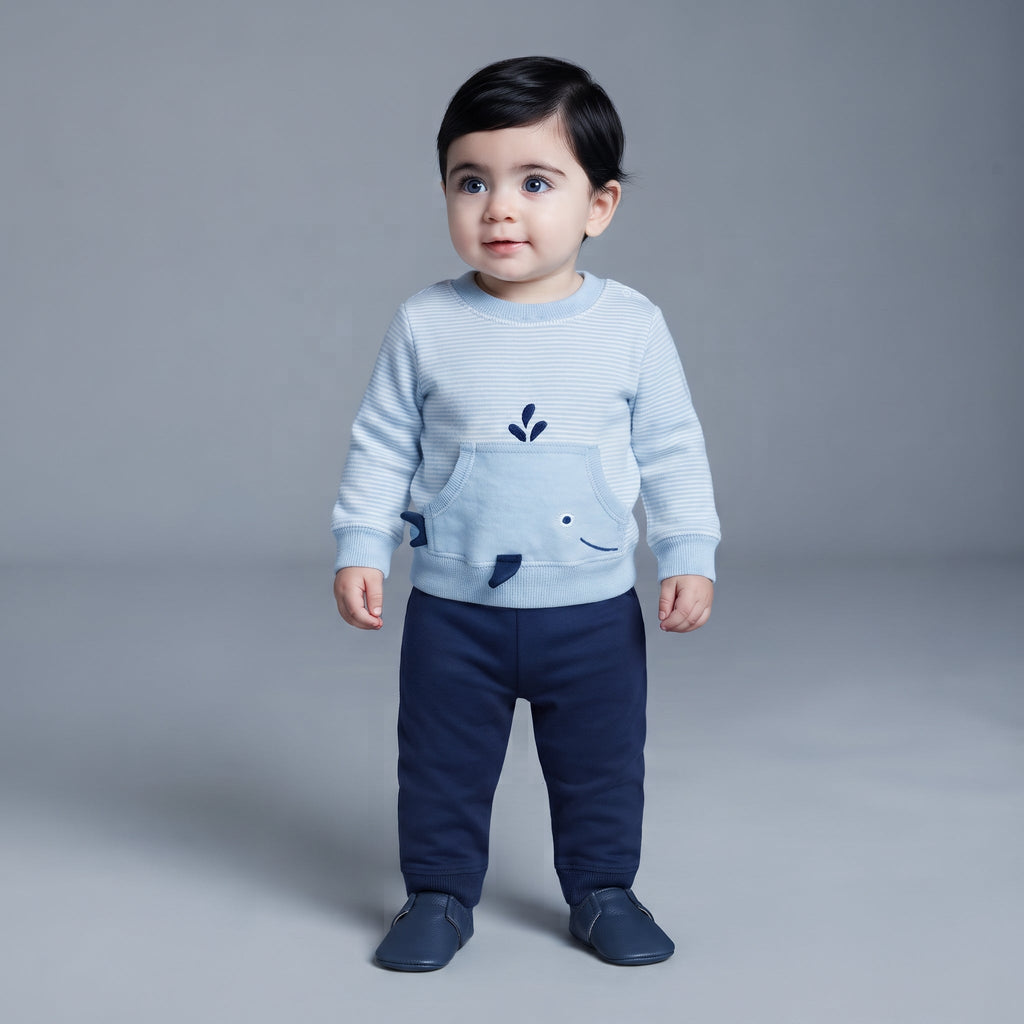 Bebé con conjunto EmpiBy de 3 piezas: suéter a rayas celestes con bolsillo de ballena, body estampado y pantalón azul