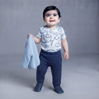 Bebé con conjunto EmpiBy de 3 piezas: body blanco estampado, pantalón azul marino y suéter celeste con bolsillo ballena