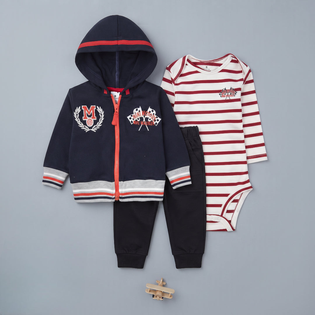 Conjunto EmpiBy de 3 piezas para bebé: chaqueta azul con capucha, body a rayas rojas y pantalón negro deportivo.