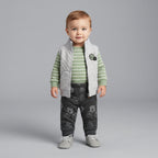 Conjunto de 3 piezas EmpiBy para bebé niño con chaleco acolchado gris, body a rayas verde y pantalón estampado.